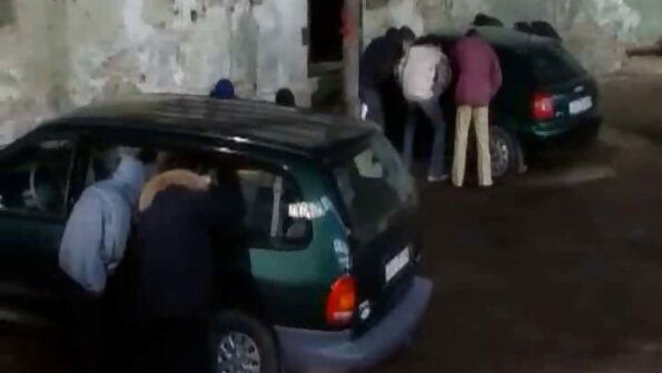 Sinised silmad vaatavad kaamerasse, kui beebi sisse tungib