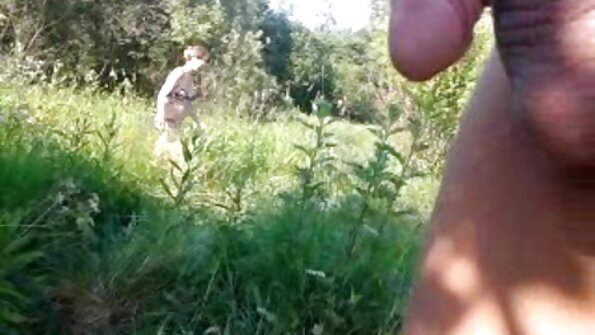 Seksikate siniste silmadega brünett näitab oma armastust suure noki vastu